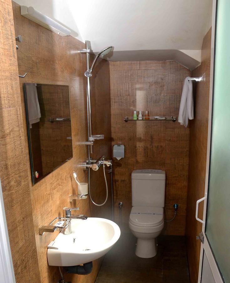 Red Chillies Tourist Inn Канди Экстерьер фото