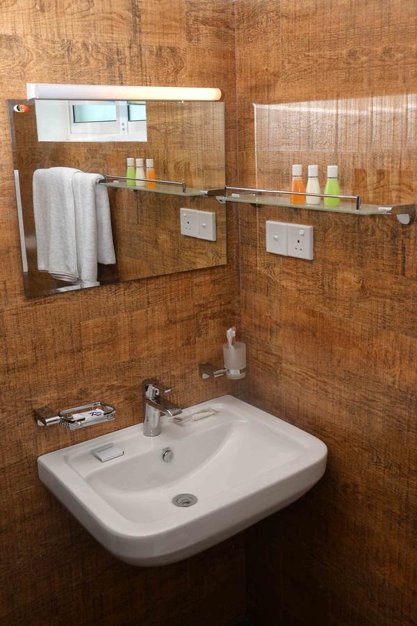 Red Chillies Tourist Inn Канди Экстерьер фото
