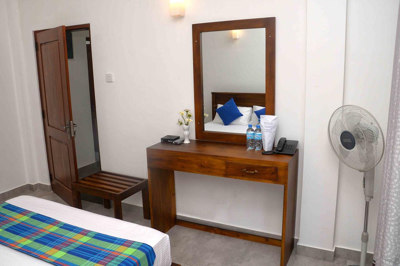Red Chillies Tourist Inn Канди Экстерьер фото