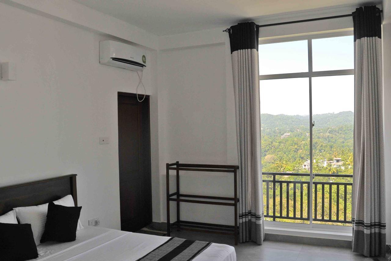 Red Chillies Tourist Inn Канди Экстерьер фото