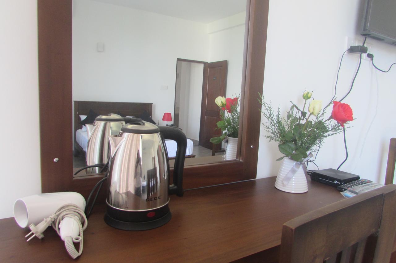 Red Chillies Tourist Inn Канди Экстерьер фото