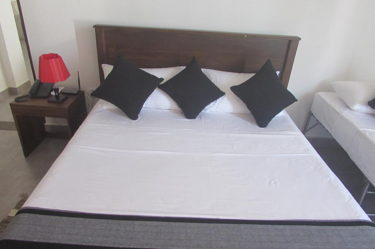Red Chillies Tourist Inn Канди Экстерьер фото