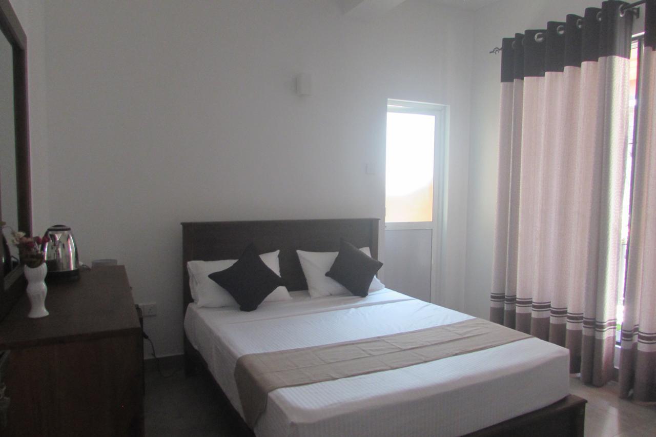 Red Chillies Tourist Inn Канди Экстерьер фото