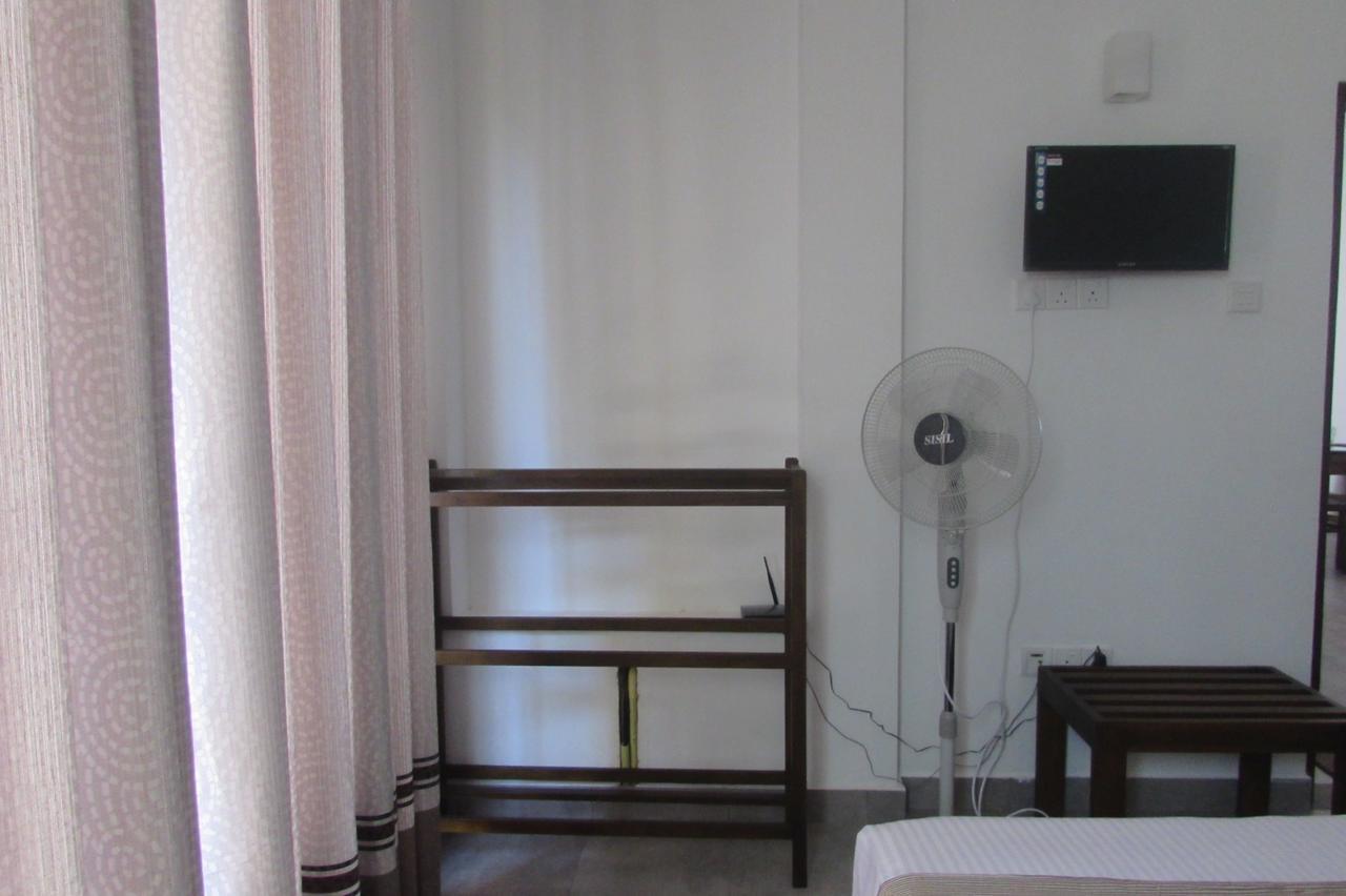 Red Chillies Tourist Inn Канди Экстерьер фото