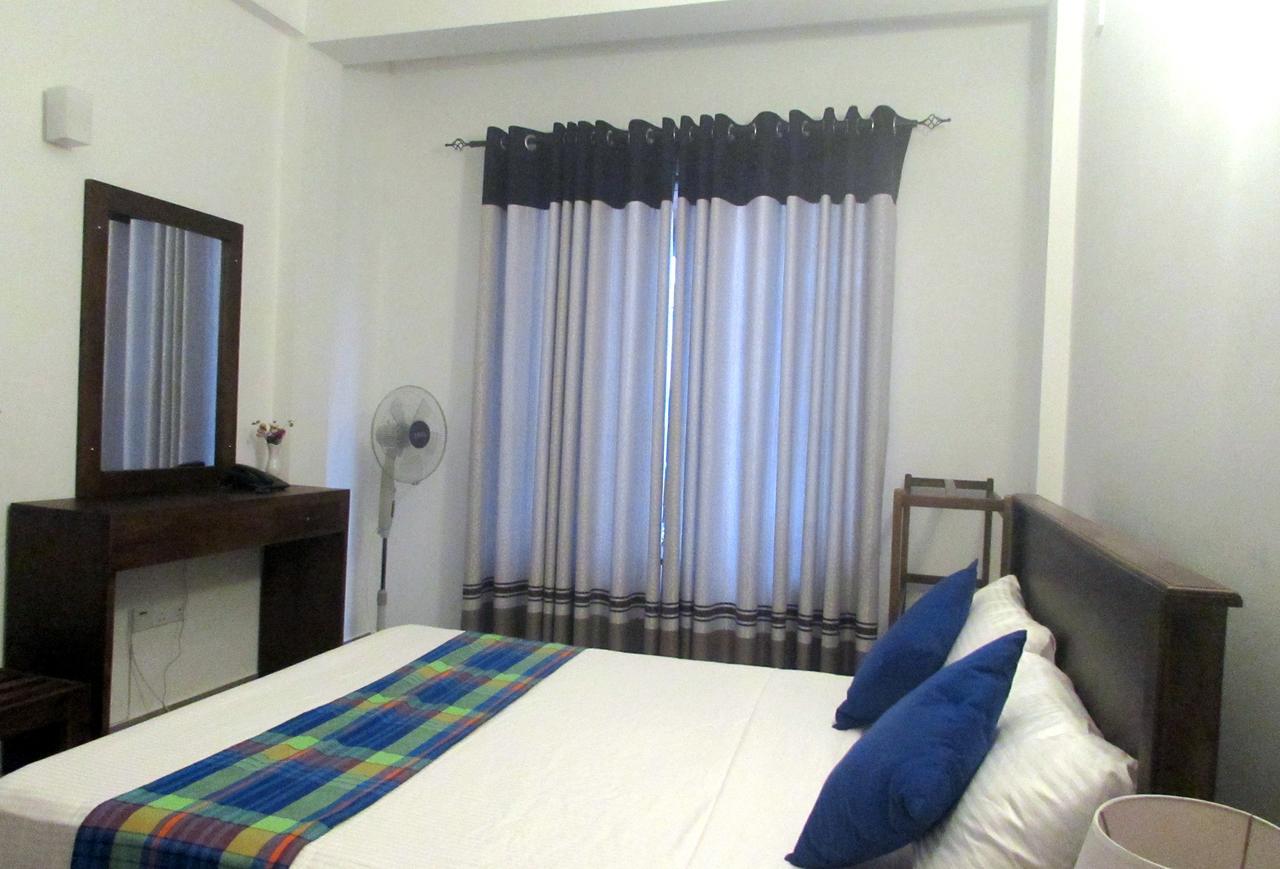 Red Chillies Tourist Inn Канди Экстерьер фото