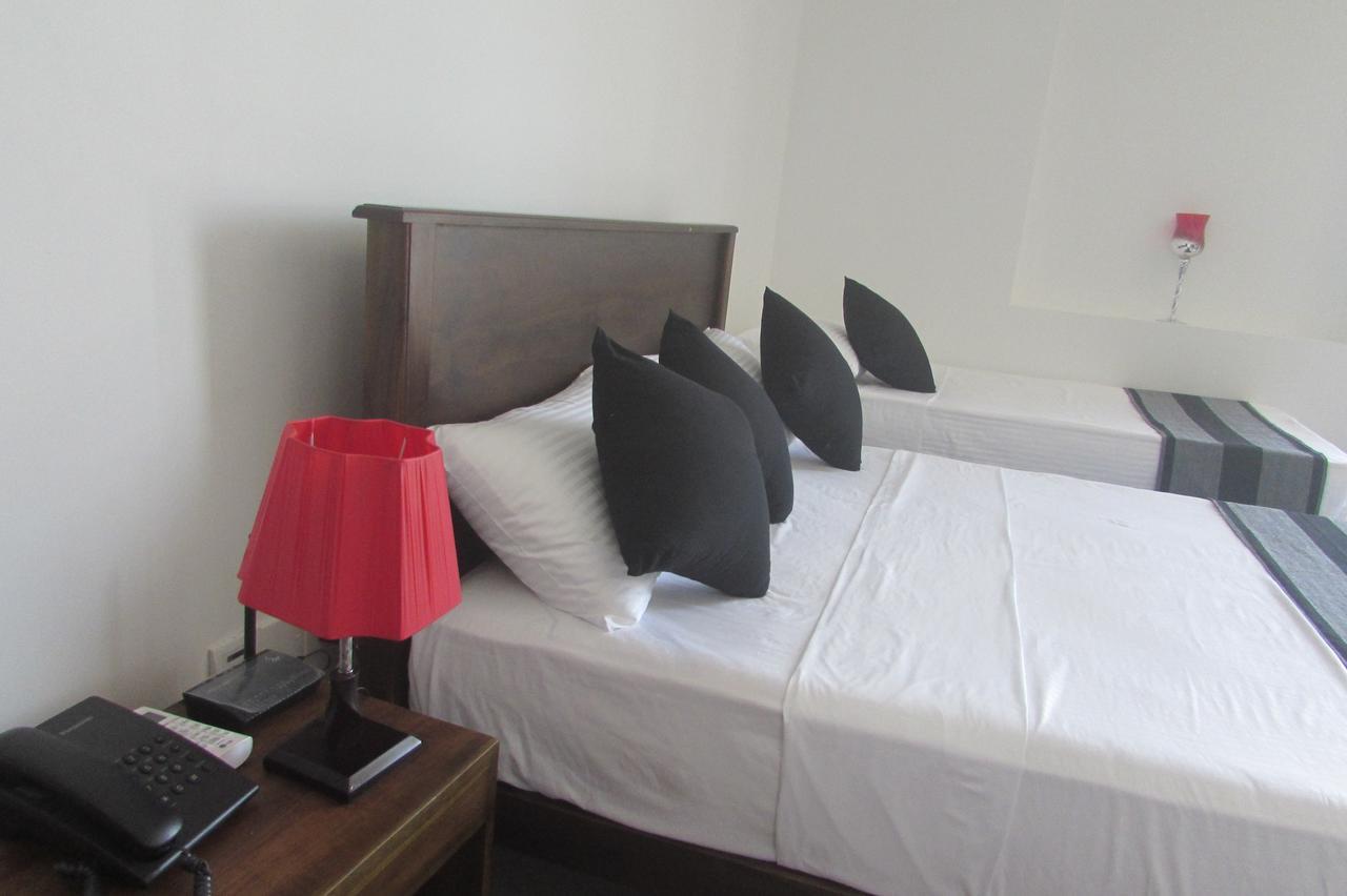 Red Chillies Tourist Inn Канди Экстерьер фото