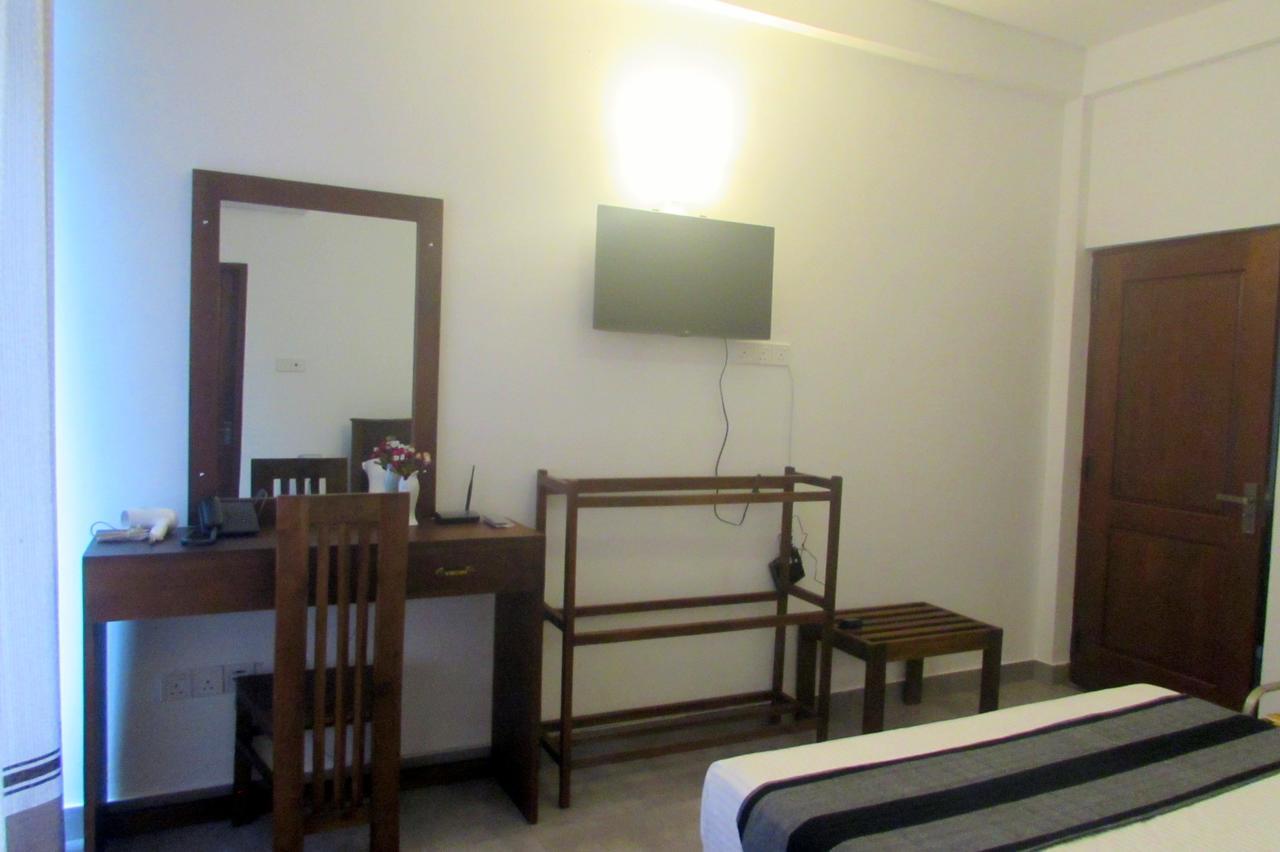 Red Chillies Tourist Inn Канди Экстерьер фото