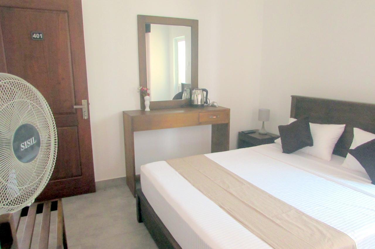 Red Chillies Tourist Inn Канди Экстерьер фото