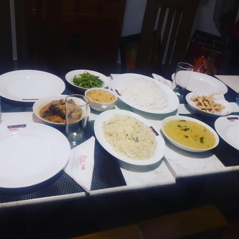 Red Chillies Tourist Inn Канди Экстерьер фото
