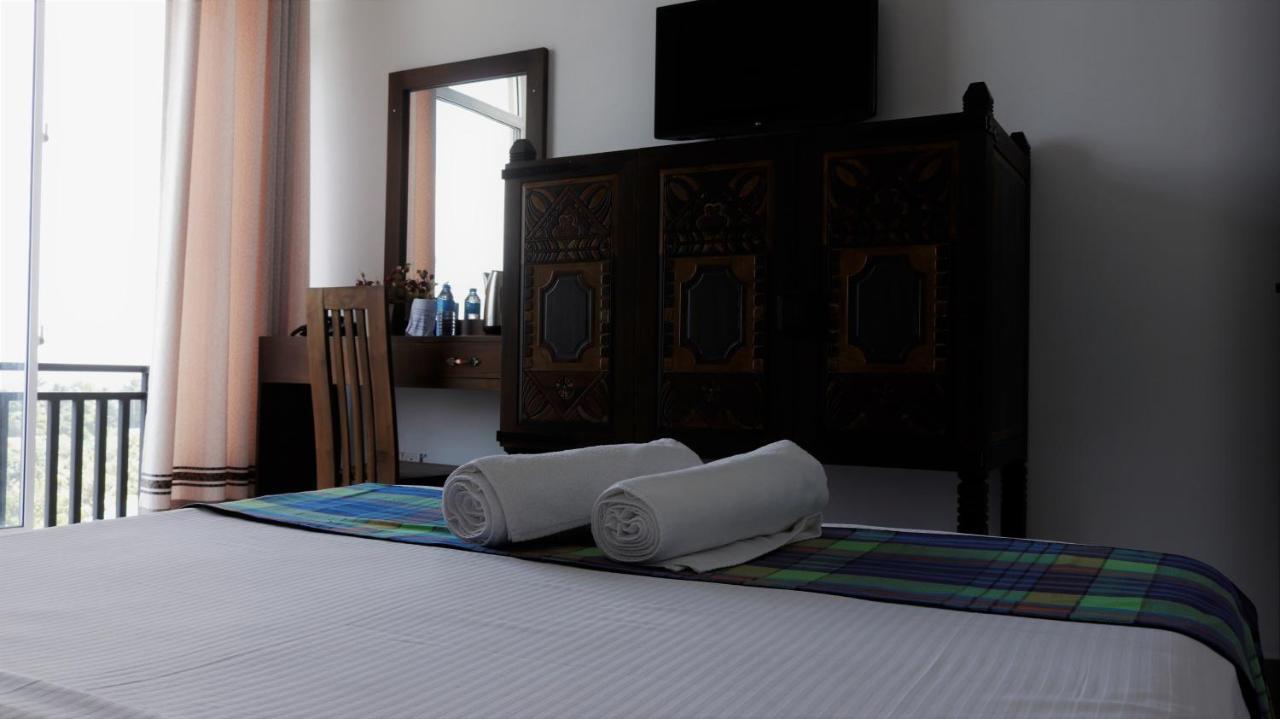 Red Chillies Tourist Inn Канди Экстерьер фото
