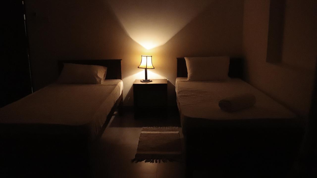Red Chillies Tourist Inn Канди Экстерьер фото