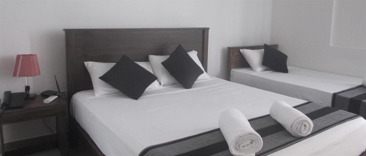 Red Chillies Tourist Inn Канди Экстерьер фото