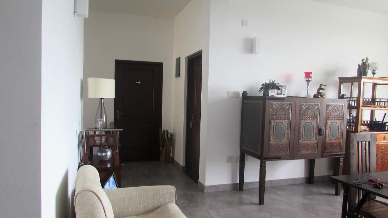 Red Chillies Tourist Inn Канди Экстерьер фото